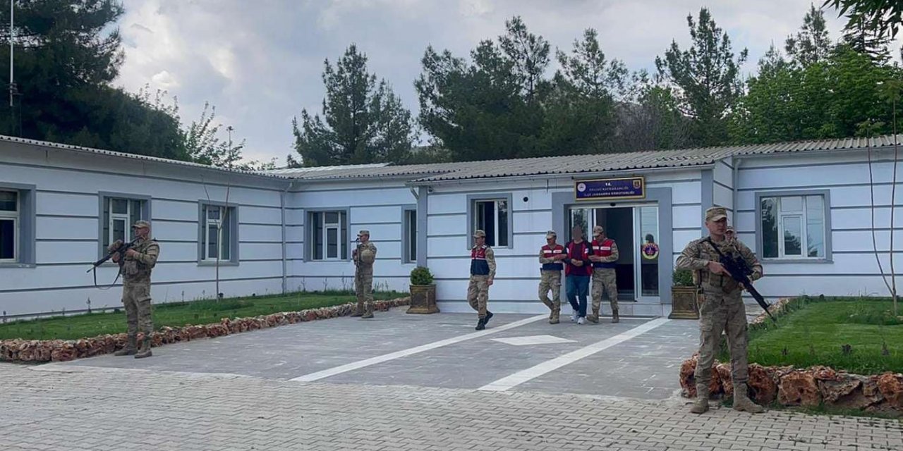 Diyarbakır'ın Ergani ilçesinde uyuşturucu satıcılığından cezası bulunan şahıs yakalandı