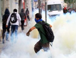 İstanbul Valisi: 12 Yaralı, 63 Gözaltı Var