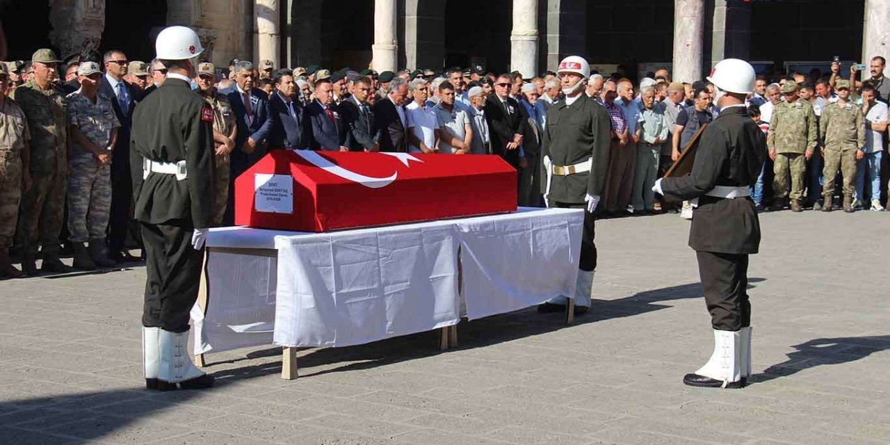 Pençe-Kilit Harekâtında hayatını kaybeden asker Diyarbakır'da son yolculuğuna uğurlandı