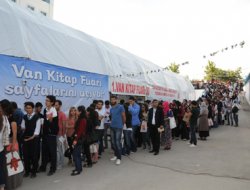 Yazarlar fuarın son gününde okurlarıyla buluştu
