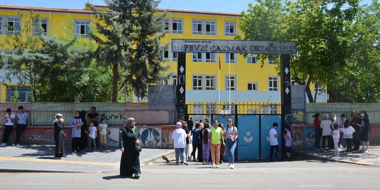 LGS sınavına Fevzi Çakmak Ortaokulunda giren Diyarbakırlı öğrenciler duygularını paylaştı