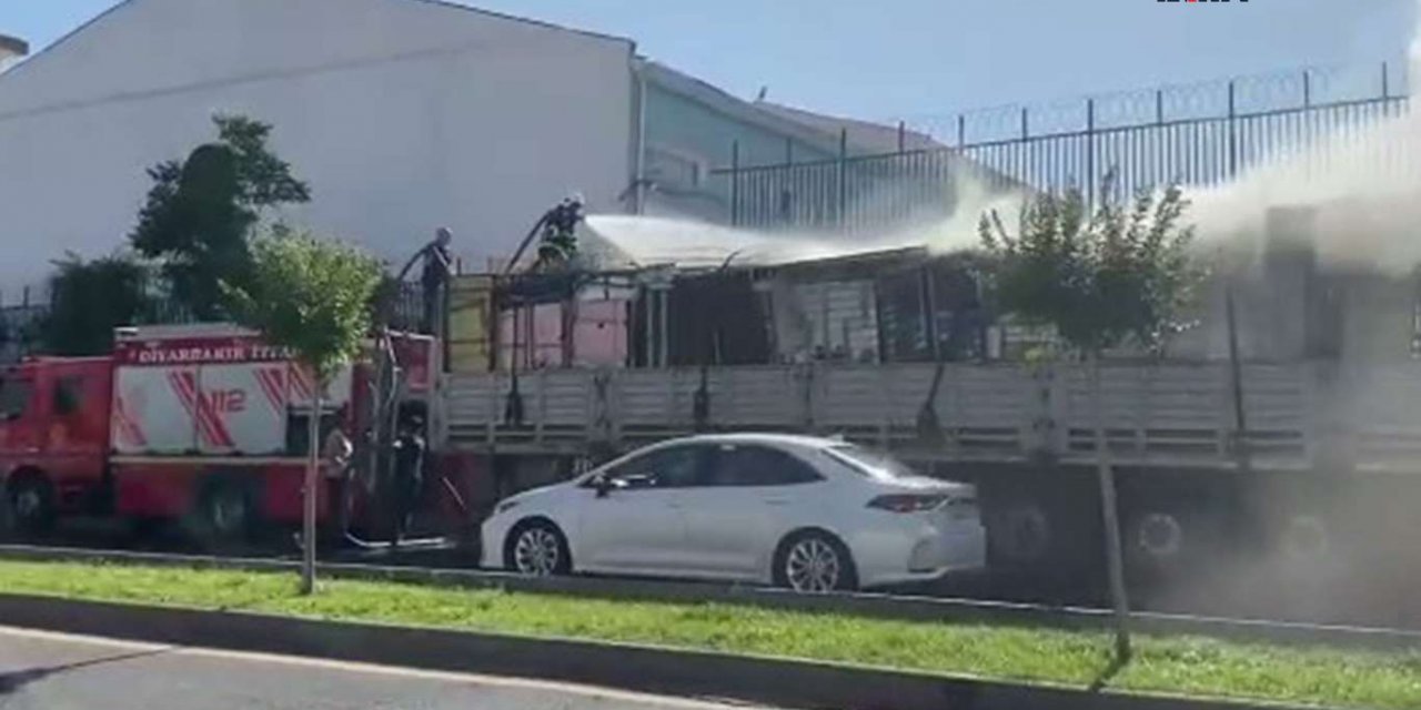 Diyarbakır İstasyon caddesinde seyir halindeki tır alevlere teslim oldu