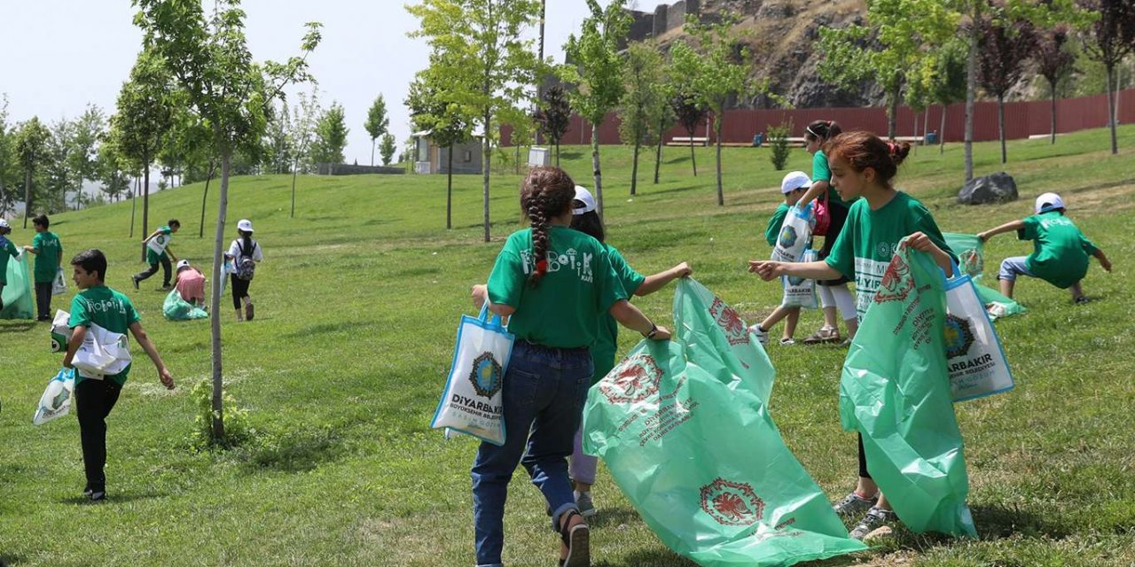 Öğrenciler “En Temiz Diyarbakır” için Sur diplerini temizledi