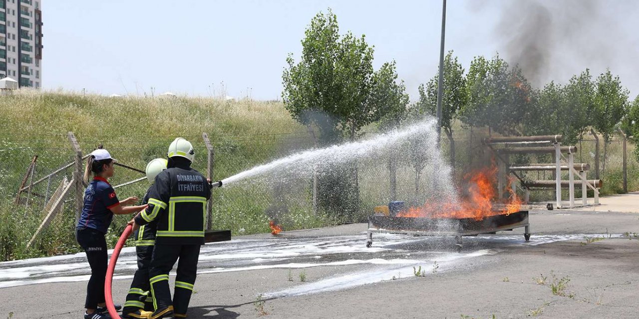 Diyarbakır İtfaiyesi gönüllülere eğitim verdi