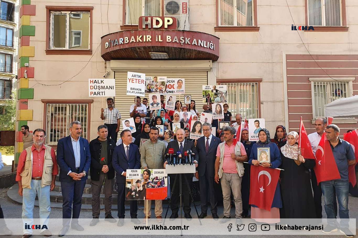 Bakan Varank evlat nöbetindeki aileleri ziyaret etti