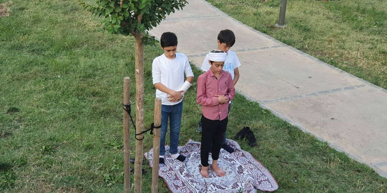 Diyarbakır İç Kale'de çocukların cemaatle namaz kılmaları takdir topladı