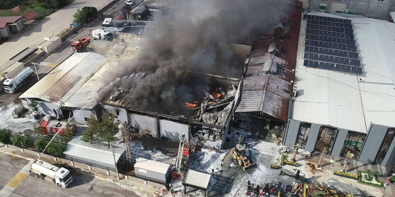 Diyarbakır’daki fabrika yangını havadan görüntülendi