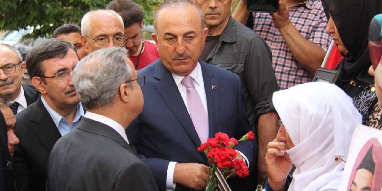 Bakan Çavuşoğlu Diyarbakır'da evlat nöbeti tutan aileleri ziyaret etti