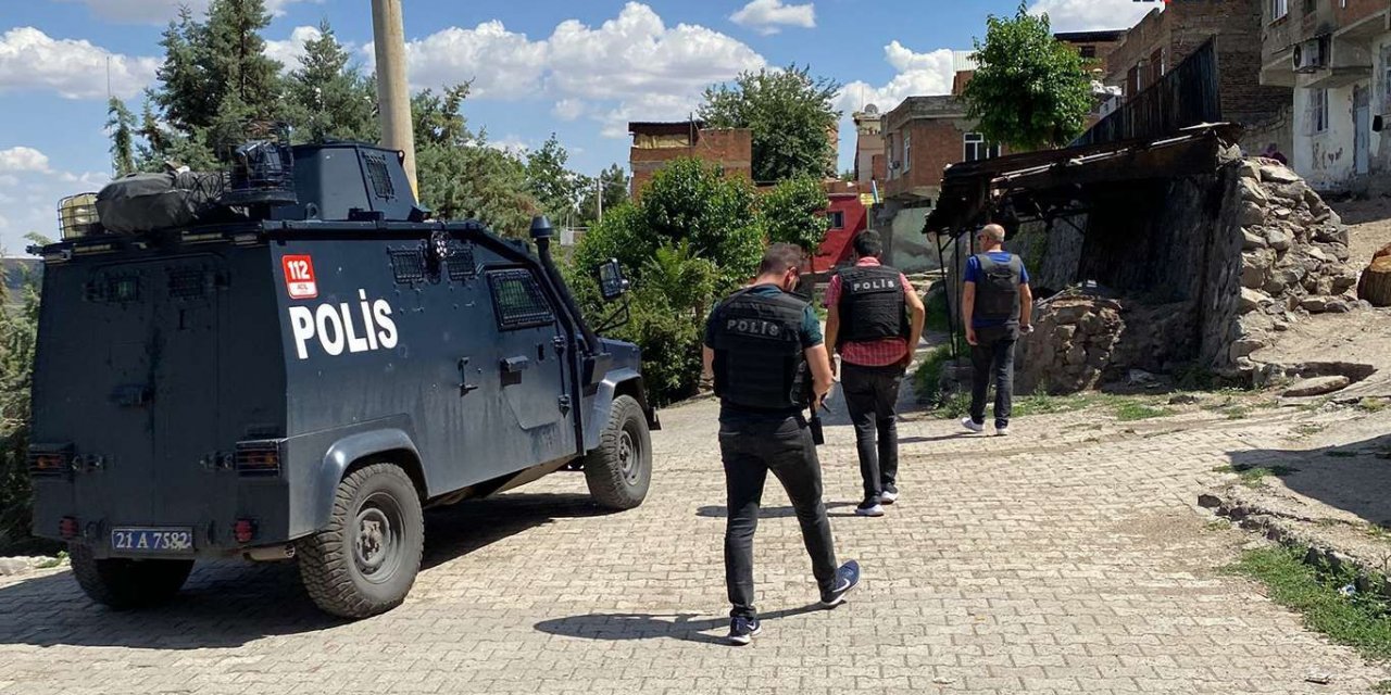 Diyarbakır Yenişehir ilçesi Dicle Mahallesi’nde sokak ortasında silahlı kavgada facianın eşiğinden dönüldü