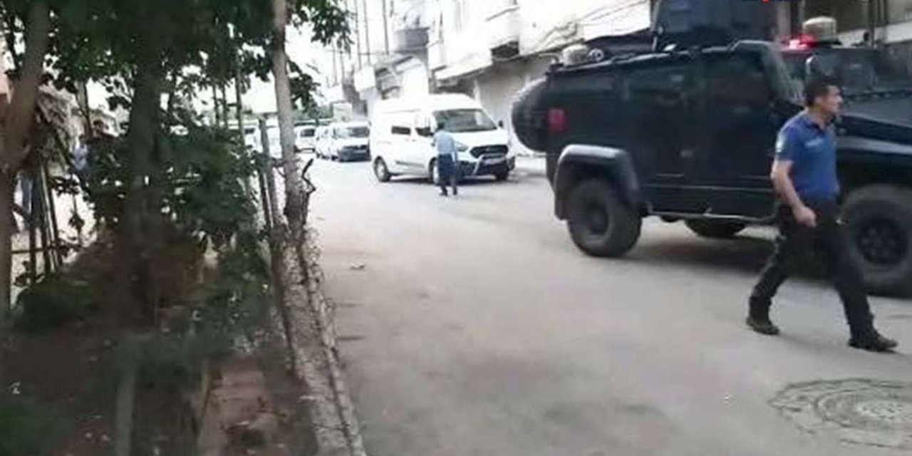 Diyarbakır'da silahlı kavga: Bir çocuk yaralandı, 3 araca mermiler isabet etti