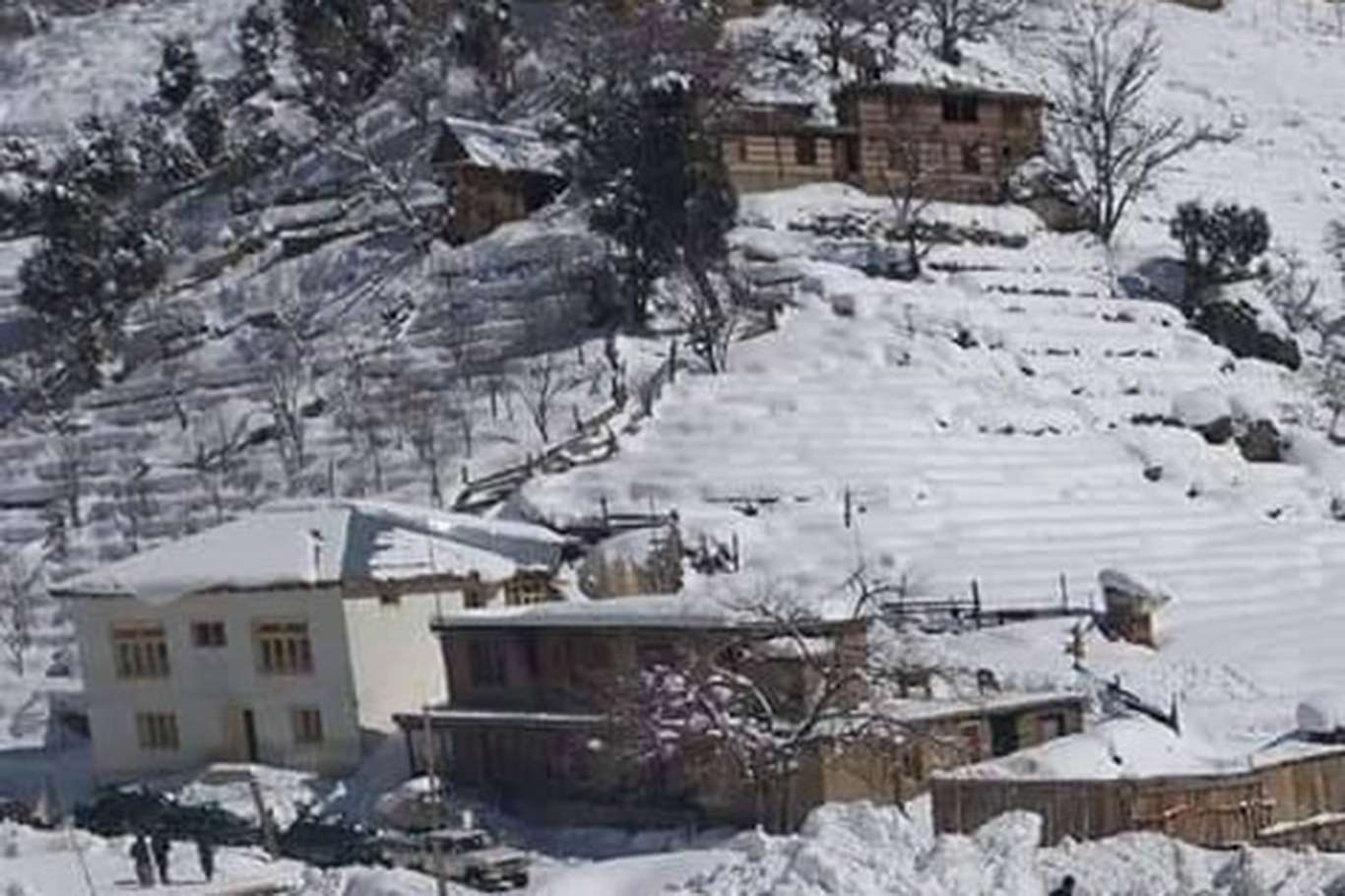 Afganistan'da kar fırtınasında 12 çocuk hayatını kaybetti