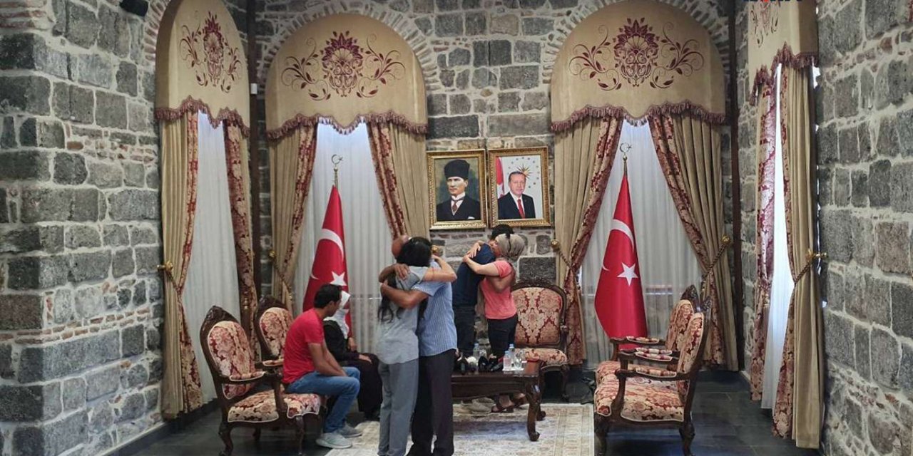 Diyarbakır'da evlat nöbetindeki 2 aile daha çocuklarına kavuştu
