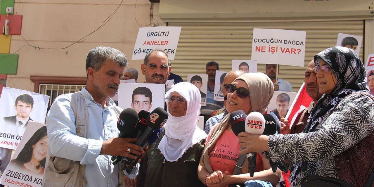 Diyarbakır'da evlatlarına kavuşan aileler, çadır önünde açıklama yaptı