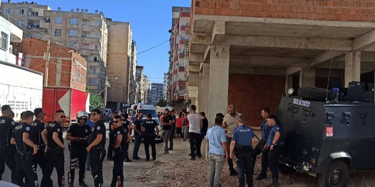 Diyarbakır Şeyh Şamil Mahallesi 514'üncü Sokak'ta çıkan tartışma silahlı kavgaya dönüştü: 2 yaralı