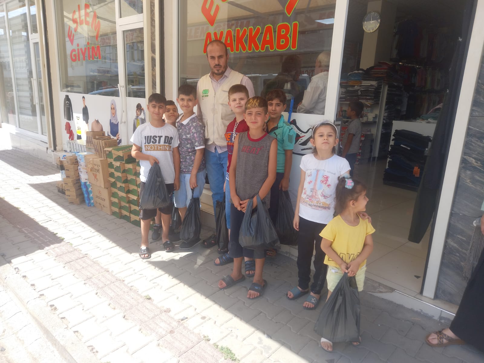 ÇINAR UMUT KERVANI TEMSİLCİLİĞİ BAYRAM ÖNCESİ 18 ÇOCUĞU GİYDİRDİ