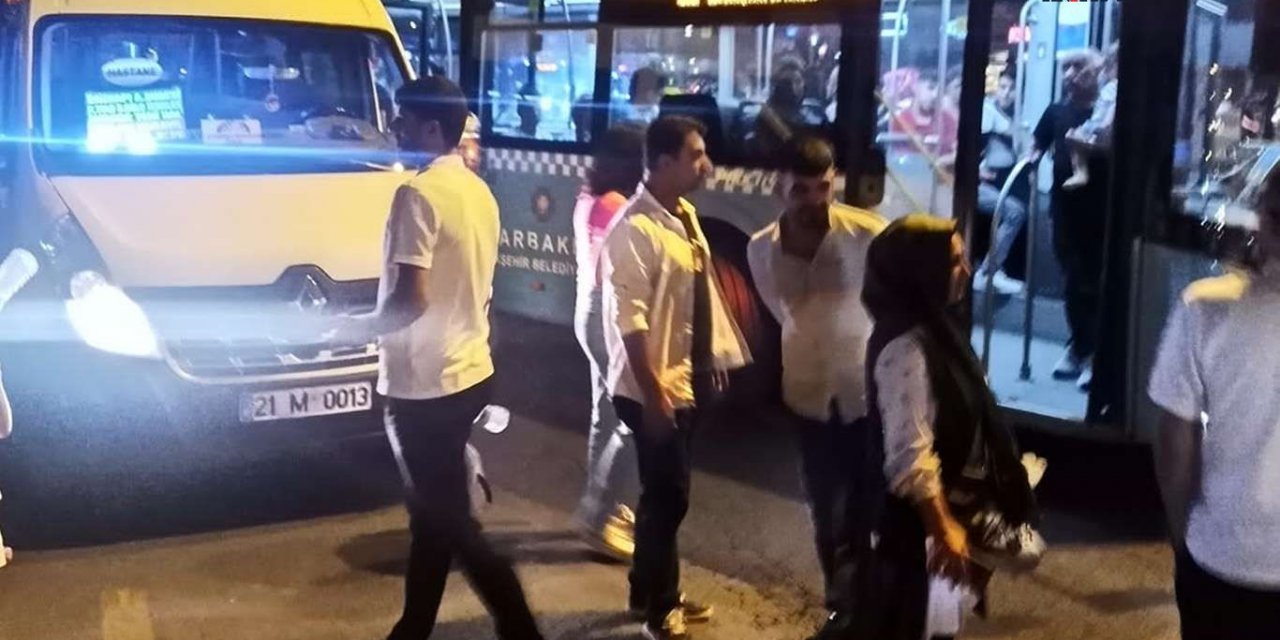 Diyarbakır'da belediye otobüsü ile şehir içi minibüsü çarpıştı