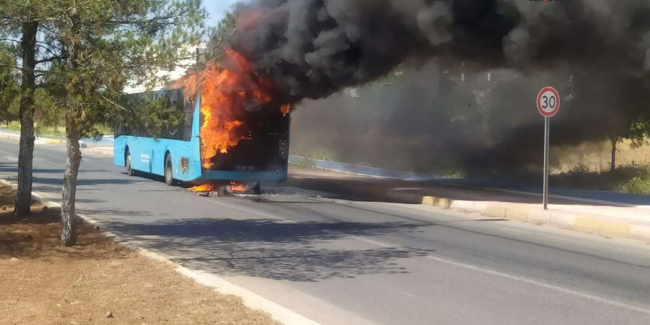 Diyarbakır'da İlahiyat Fakültesinin karşısında belediye otobüsü yandı: Yolcular canlarını zor kurtardı