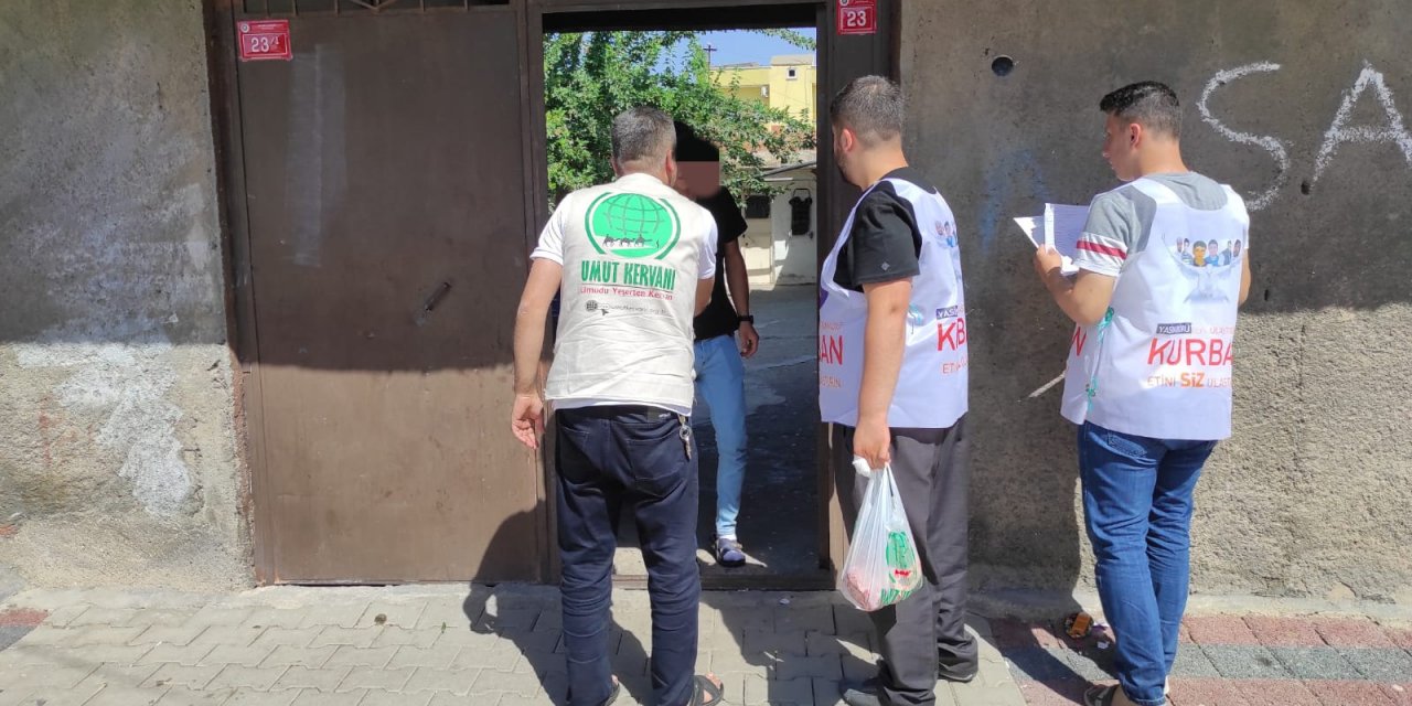 Çınar Umut Kervanı 500 aileye kurban eti dağıttı