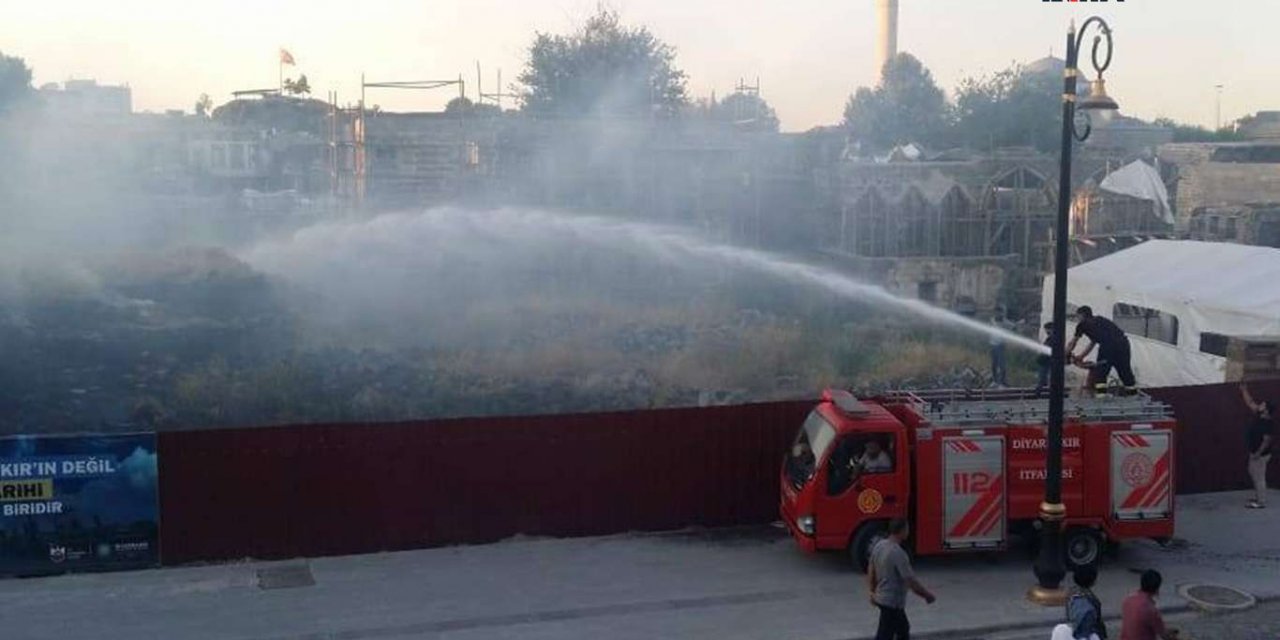 Diyarbakır'da tarihi yapıların bulunduğu alanda korkutan yangın