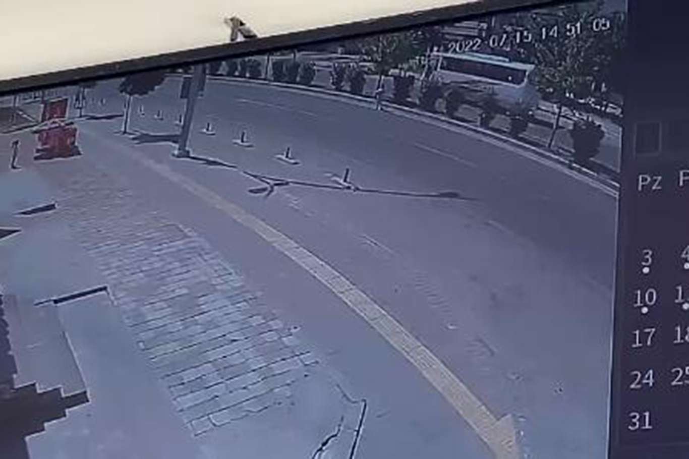 Diyarbakır'da ticari araç ve midibüsün çarptığı çocuğun kaza anı kameralara yansıdı