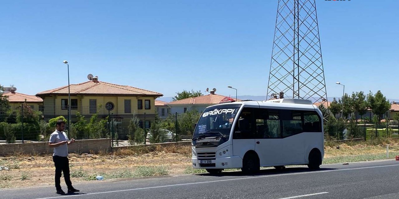 Diyarbakır Seyrantepe Mahallesi'nde hararet yapan minibüsün su deposunu açan sürücünün yüzü yandı