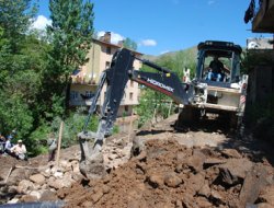 Toprak kayması nedeniyle daralan yol genişletiliyor