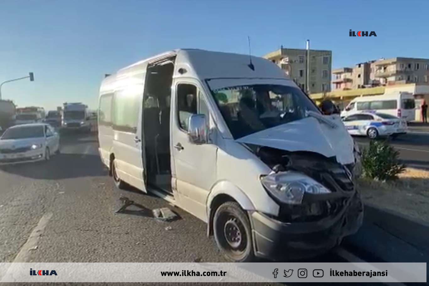 Diyarbakır'da tekstil işçilerini taşıyan minibüs kaza yaptı: 2'si ağır 7 yaralı