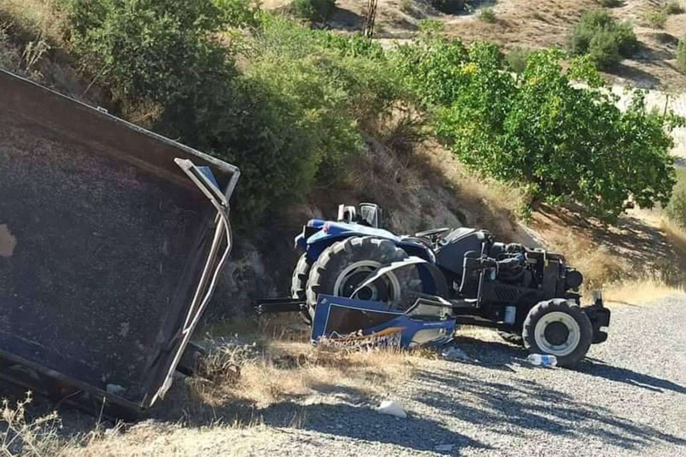 Devrilen traktörün altında kalarak ağır yaralanan genç hayatını kaybetti
