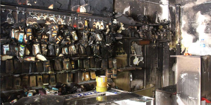 Diyarbakır Bağlar Öğretmenler Caddesi'nde hırsızların çaldığı kablo nedeniyle cep telefonu dükkanı küle döndü