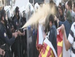 Eylemci Kovalayan Komiser Köprüden Düştü