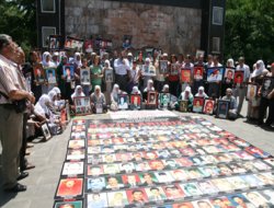 "Babamın parmağını keserek hatıra diye aldılar"