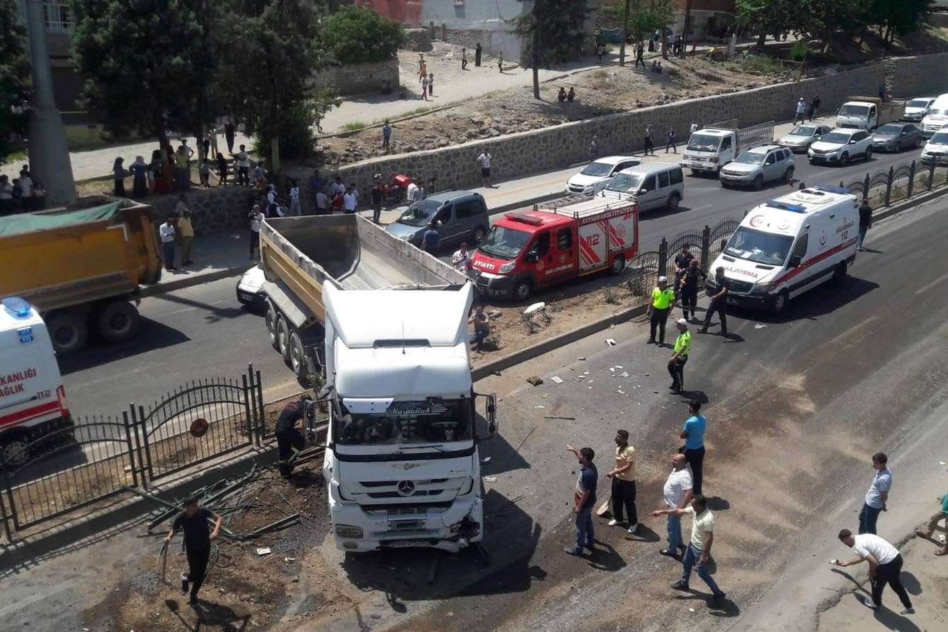 ​Diyarbakır'da kamyon refüjdeki korkuluklara çarptı: 5 yaralı