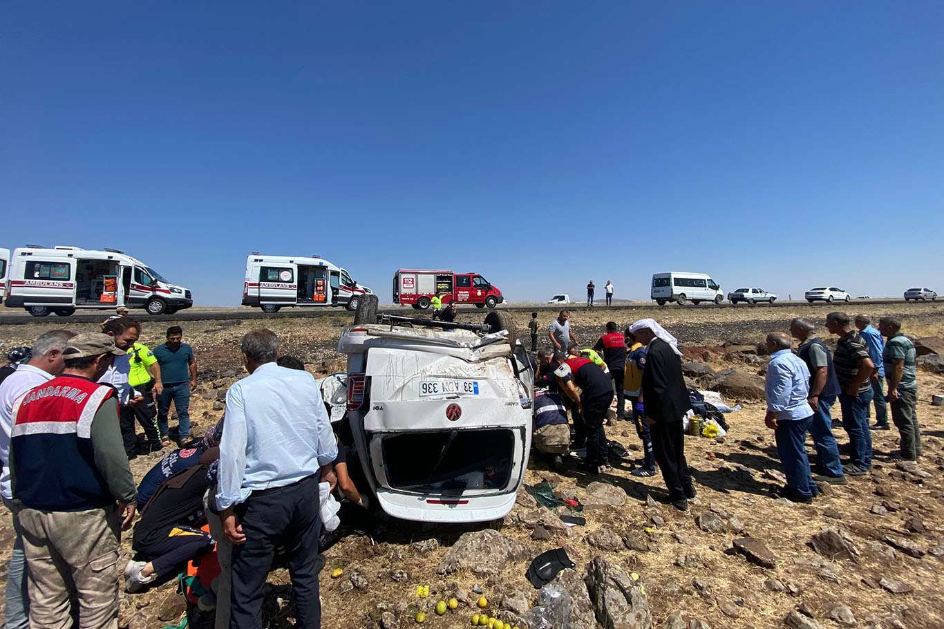 Diyarbakır-Siverek karayolunda ticari araç şarampole yuvarlandı: 1 ölü, 3 yaralı
