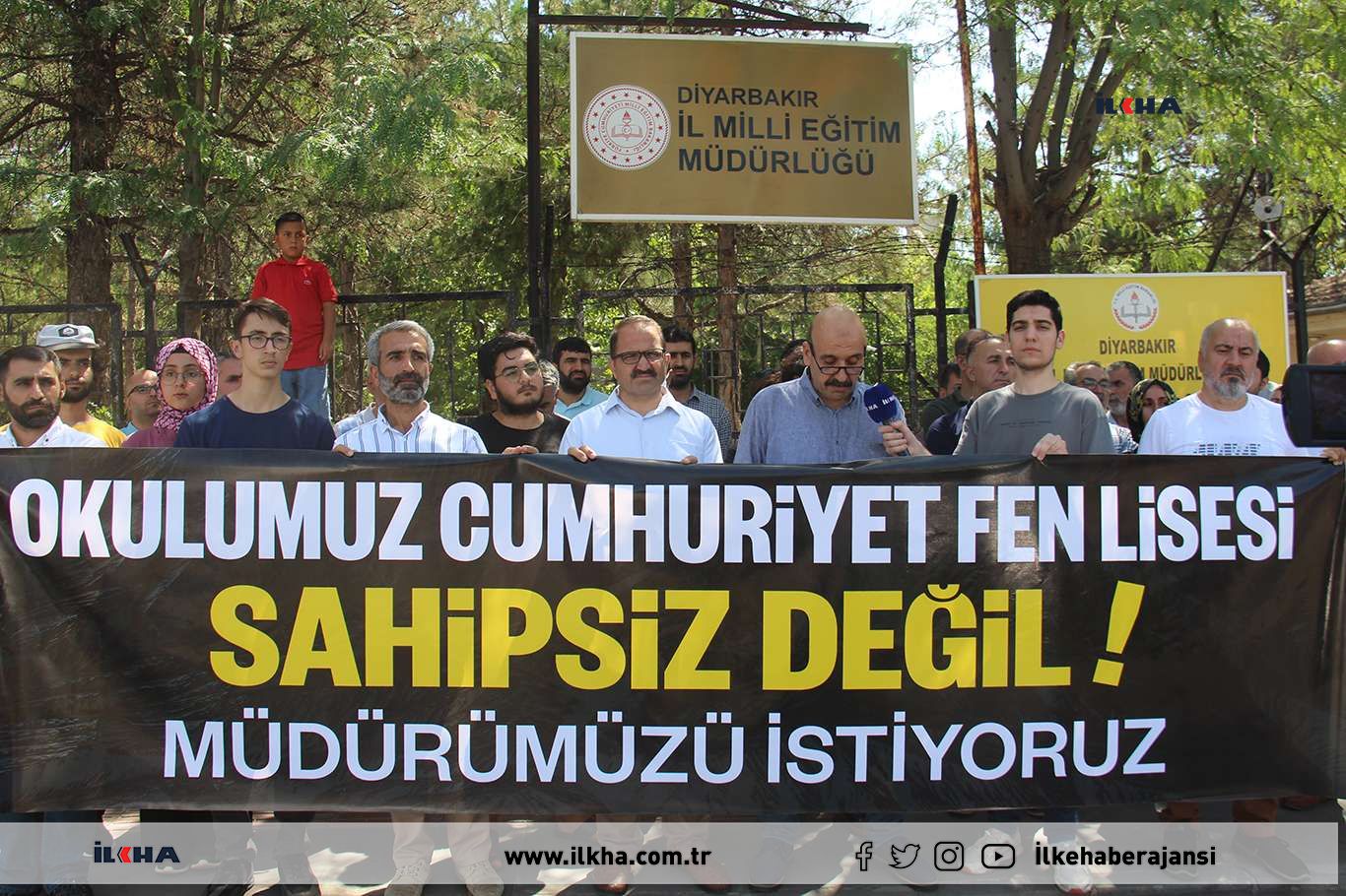 CFL öğrencileri görevden alınan müdürlerinin tekrar iade edilmesini istiyor