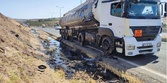 Çarıklı'da zift yüklü tanker delindi yol kenarı kapkara oldu
