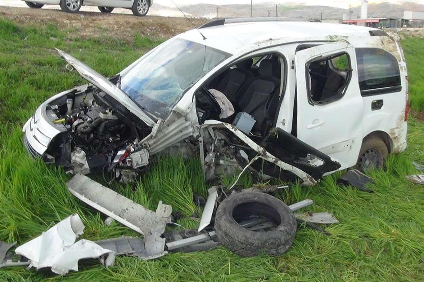 Li Entabê qamyon û erebe li hev qelibîn: Mirîyek û birîndarek