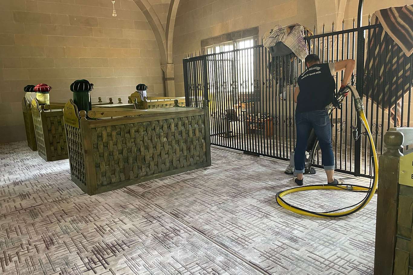 İbadethaneler dezenfekte ediliyor, halılar yıkanarak kurutuluyor