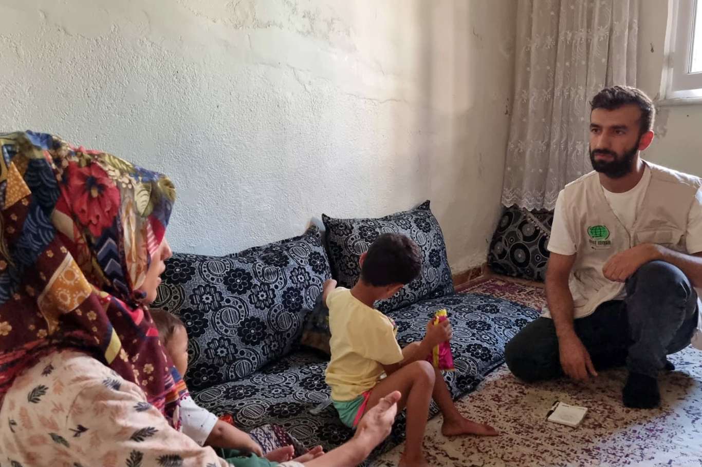 Kerwana Hêvî ya Diyarbekirê li Baxlarê malbata mexdûr zîyaret kir