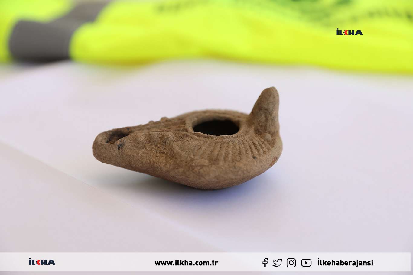 Diyarbakır'daki tarihi surlarda 1500 yıllık kandil bulundu