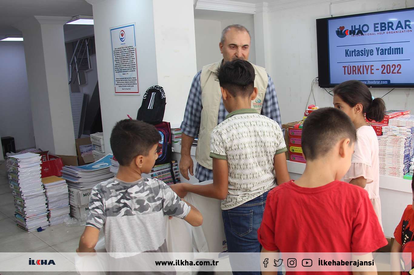 IHO-EBRAR Türkiye’de ihtiyaç sahibi çocuklara kırtasiye malzemesi dağıttı