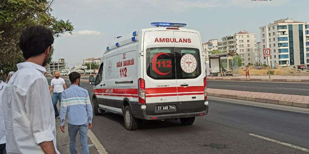 Diyarbakır'da yolun karşısına geçmek isterken arabanın altında kaldı