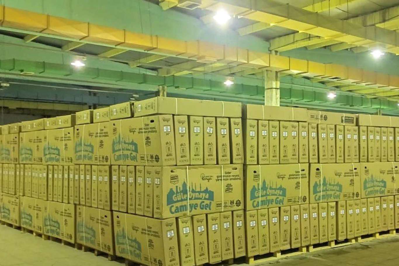 Camiye giden çocuklara bisikletleri dağıtıldı