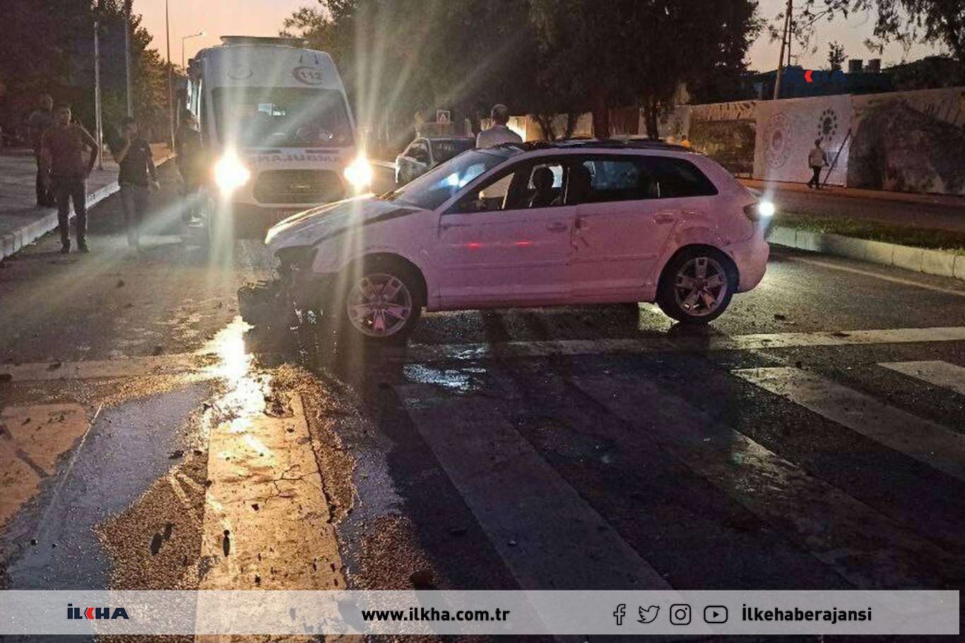 Diyarbakır'da kavşakta dönüş alamayan araç kaza yaptı: 3 yaralı