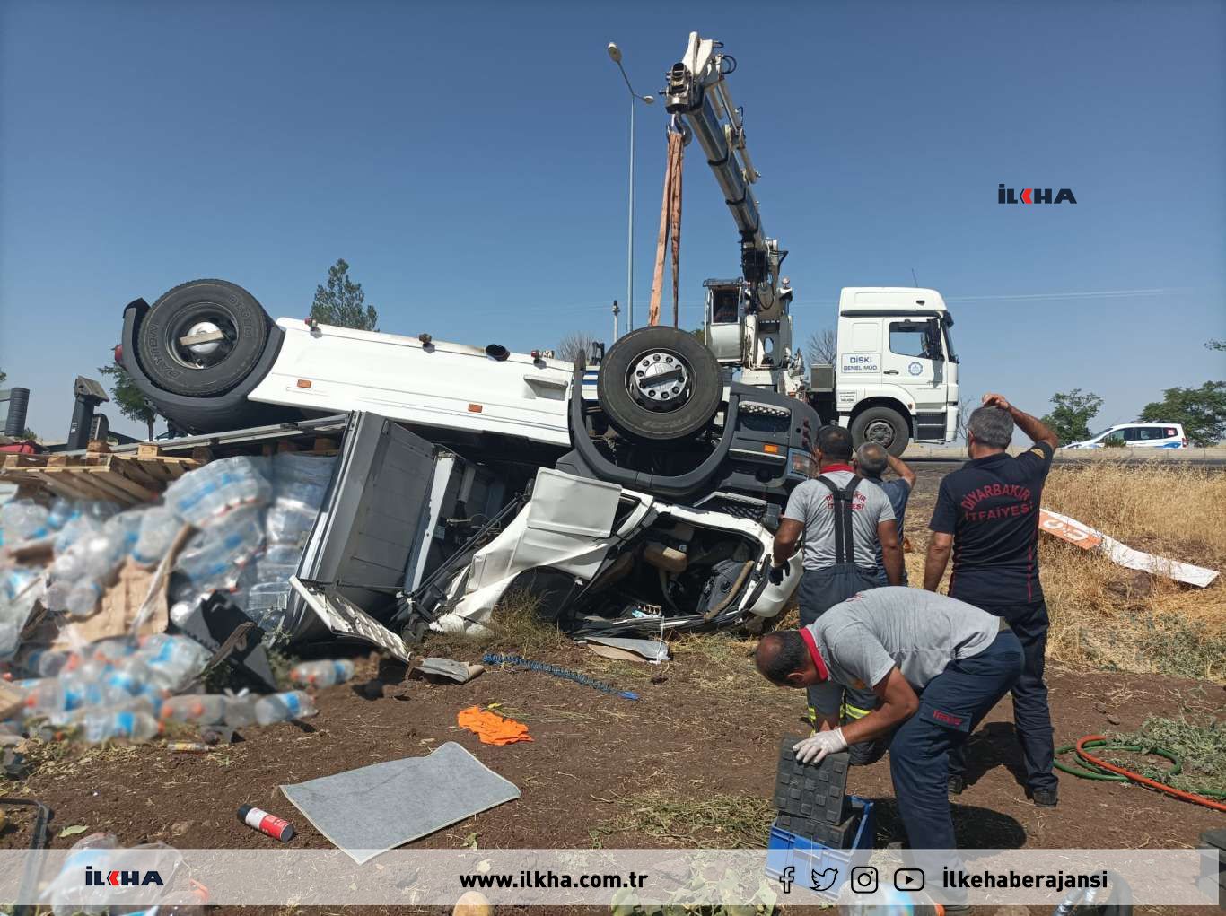Diyarbakır'da şarampole yuvarlanan tırda sıkışan şoför hayatını kaybetti