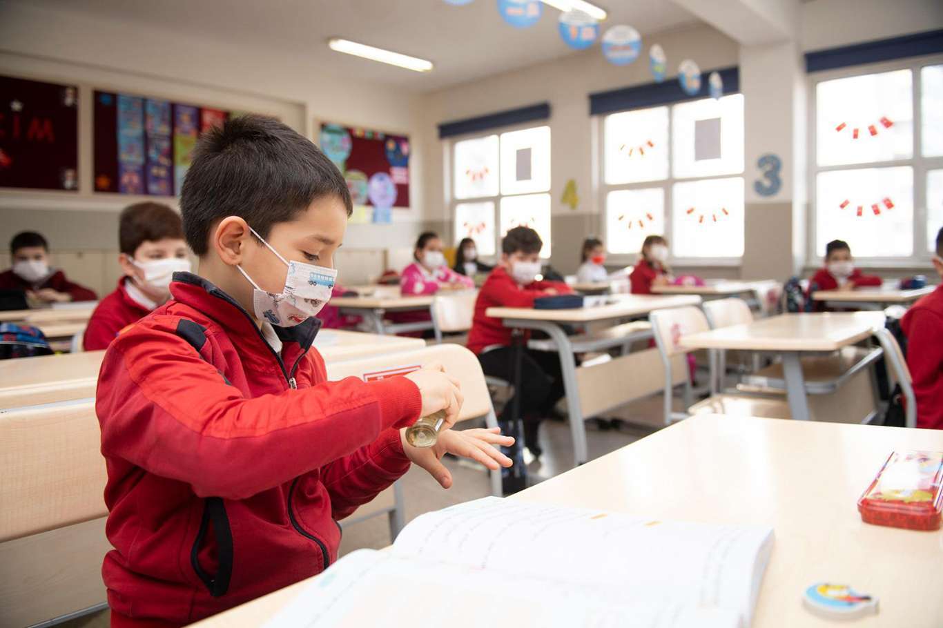 Okullarda maske zorunluluğu kaldırıldı