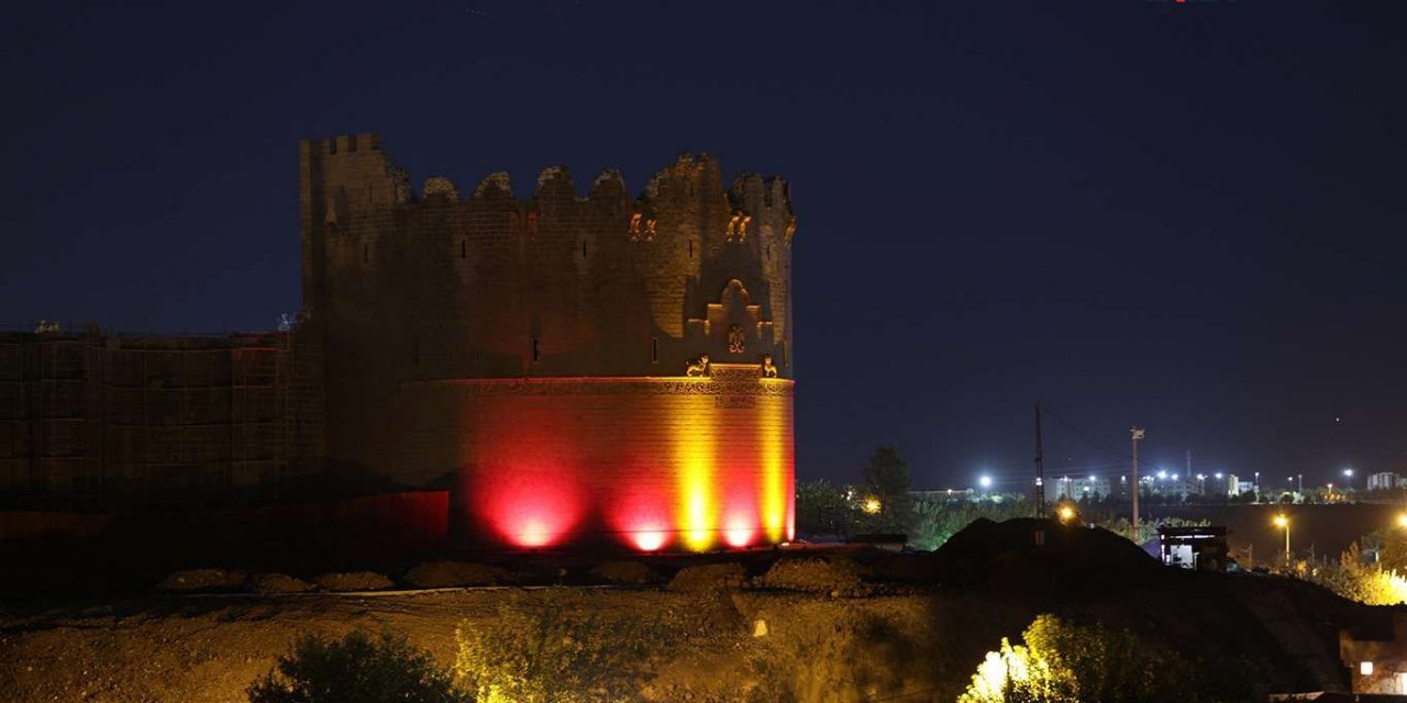 Yedi Kardeş Burcu DMD hastalığı farkındalığı için aydınlatıldı