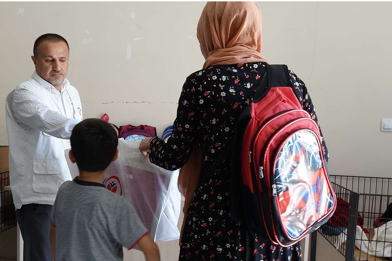 Weqfa Êtîman ya Mêrdînê ji xwendekaran re alîkarîya qirtasîyeyê kir