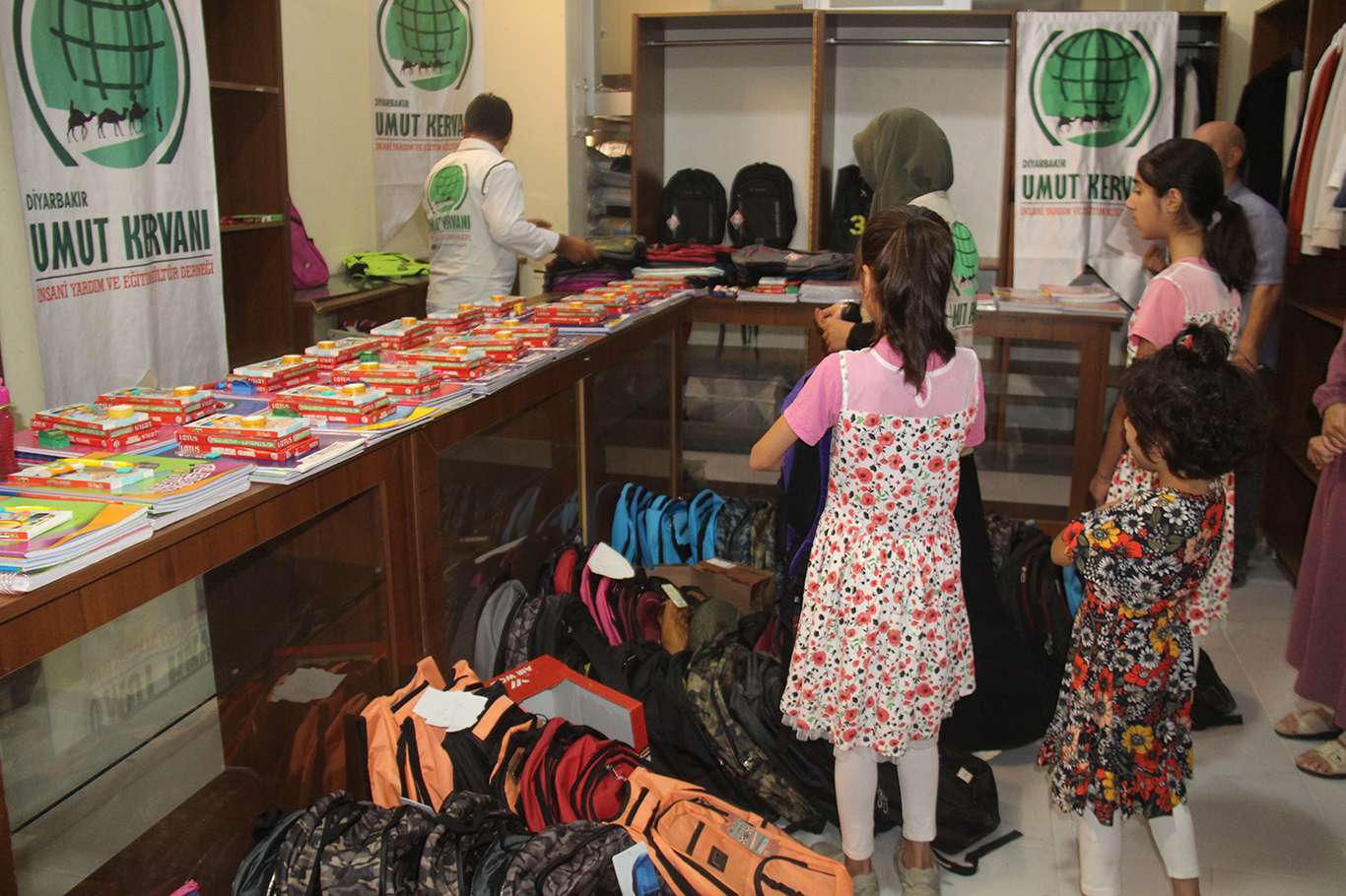 Kerwana Hêvîyê ji xwendekarên mihtac re amûrên qirtasîyeyê belav kir