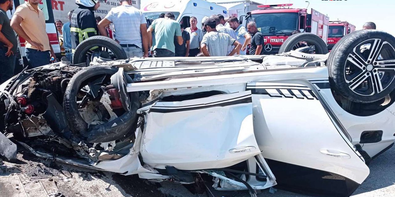 Diyarbakır'da otomobil tıra arkadan çarptı: 2 yaralı