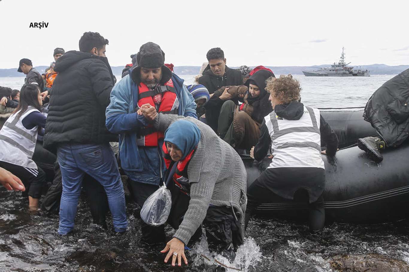 İzmir Çeşme açıklarında göçmen teknesi battı: 5 ölü, 1 kayıp